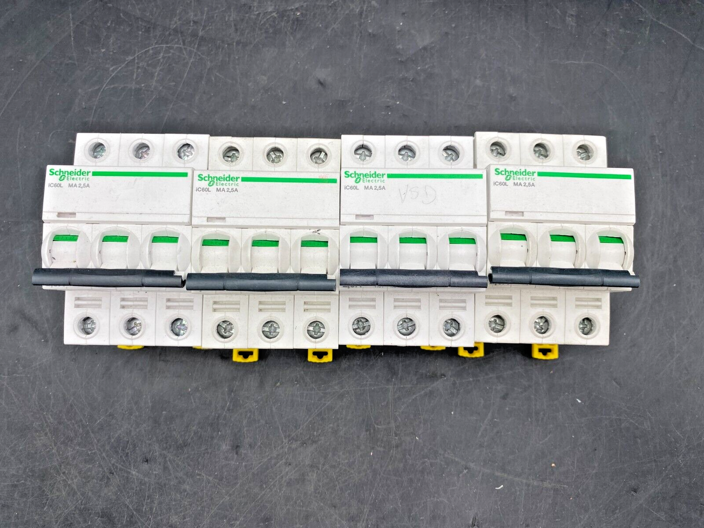 LOT DE 4 SCHNEIDER ELECTRIC IC60L MA 2.5A