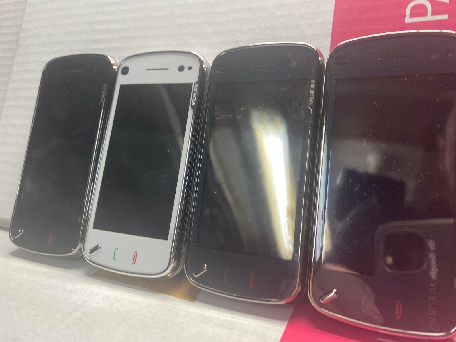 Lot de 4 x Nokia N97 Mobile Phone Old Stock Rare collectors Mobile Phone GSM - KLR Automation