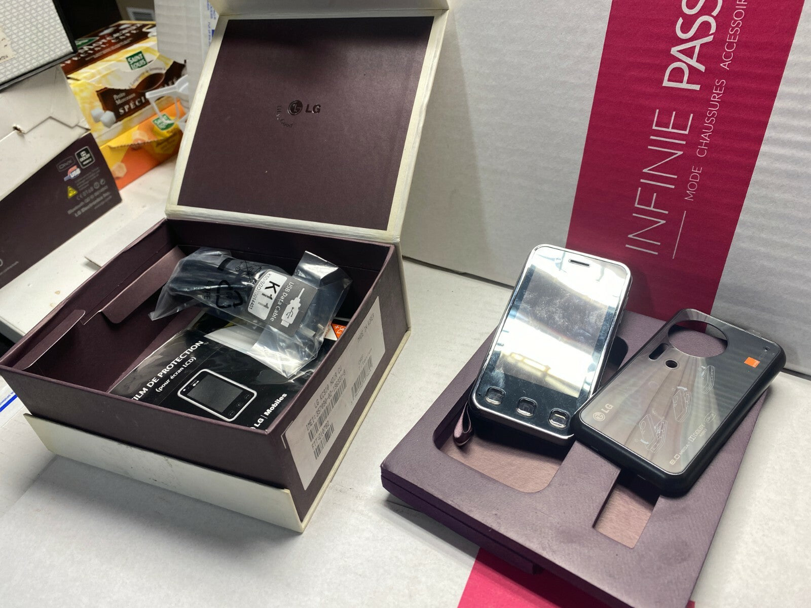  LG  Renoir KC910  Rare OLD Mobile collectors phone 2