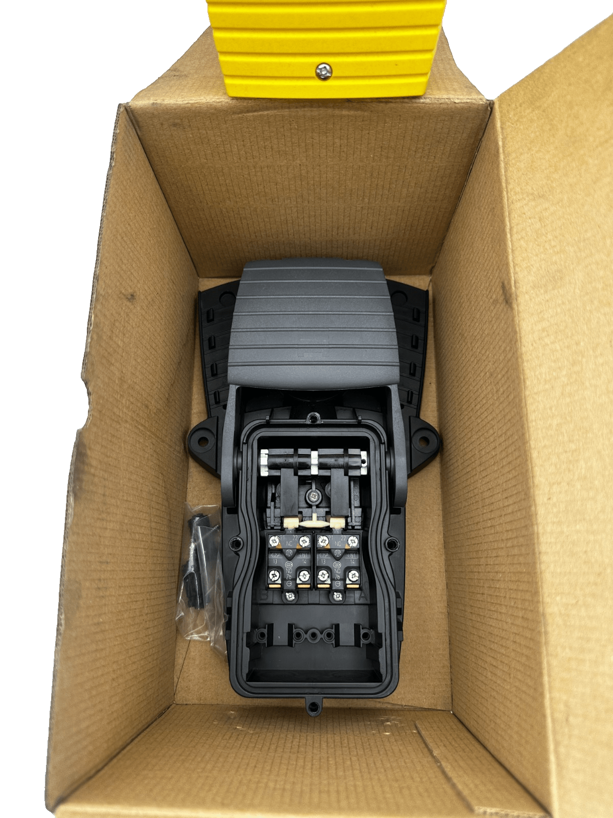 SCHNEIDER ELECTRIC XPE - Y311 YELLOW PLAST FOOT SWITCH PEDAL - KLR Automation