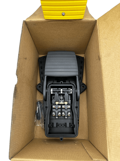 SCHNEIDER ELECTRIC XPE - Y311 YELLOW PLAST FOOT SWITCH PEDAL - KLR Automation