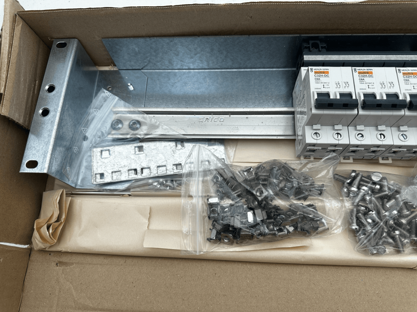 MERLIN GERIN C32H - DC MULTI9 C6A x4pc + RAIL + VISSERIE - KLR Automation