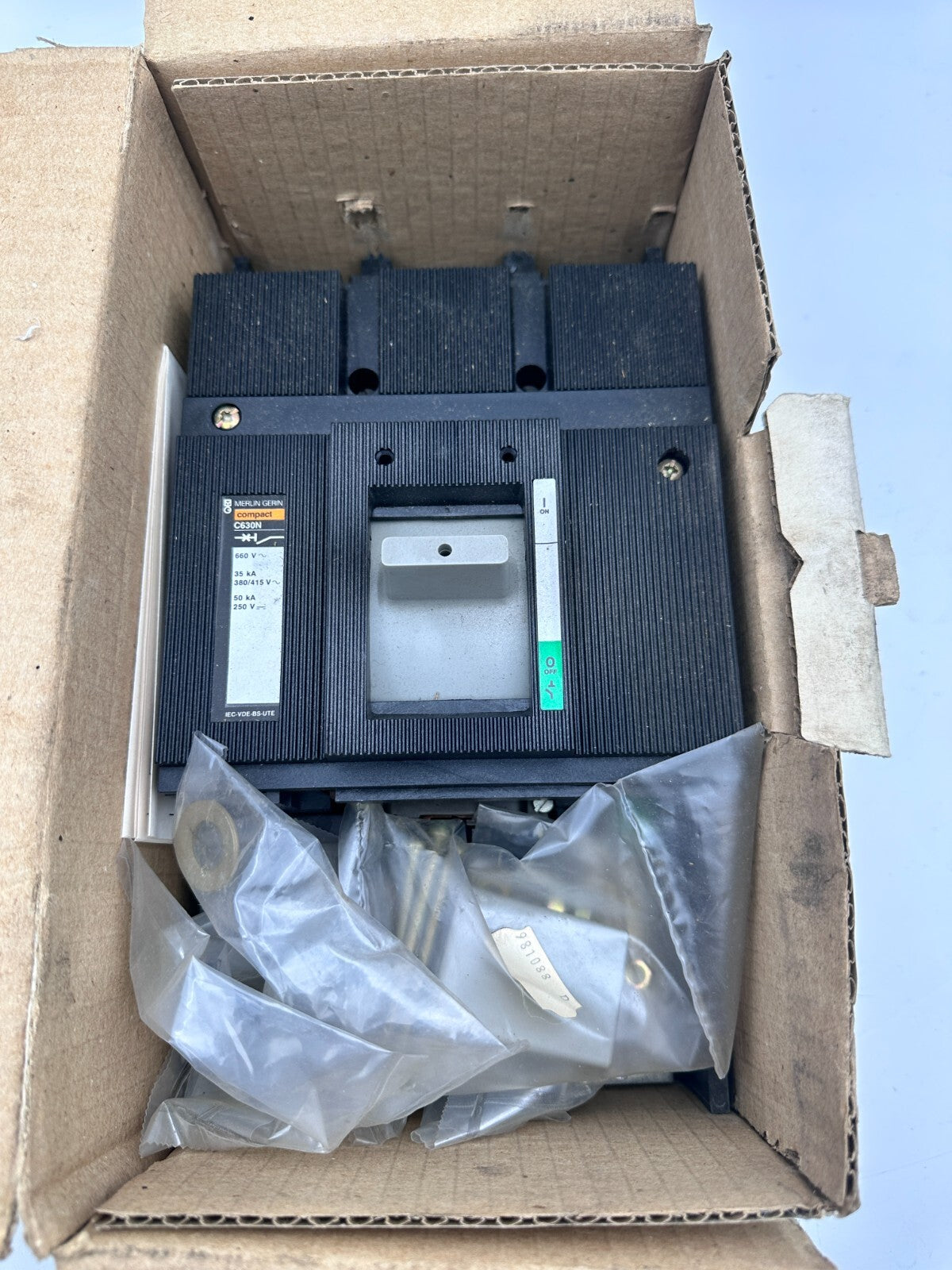MERLIN GERIN C630N  COMPACT 45002 3P DISJONCTEUR TRIPHASE SANS DECLENCHEUR