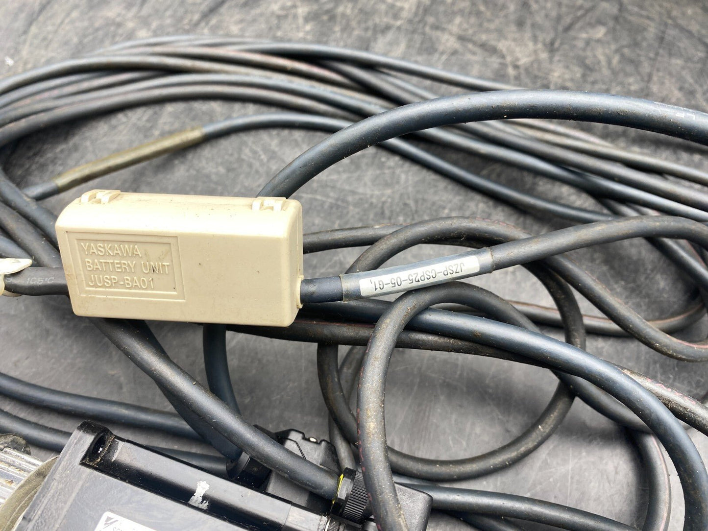 OMRON SGMAV - 04A3A61 400W 200V 2.6A 1.27 Nm 3000 tr/min 3PH AC + CABLE 5M x1pc - KLR Automation