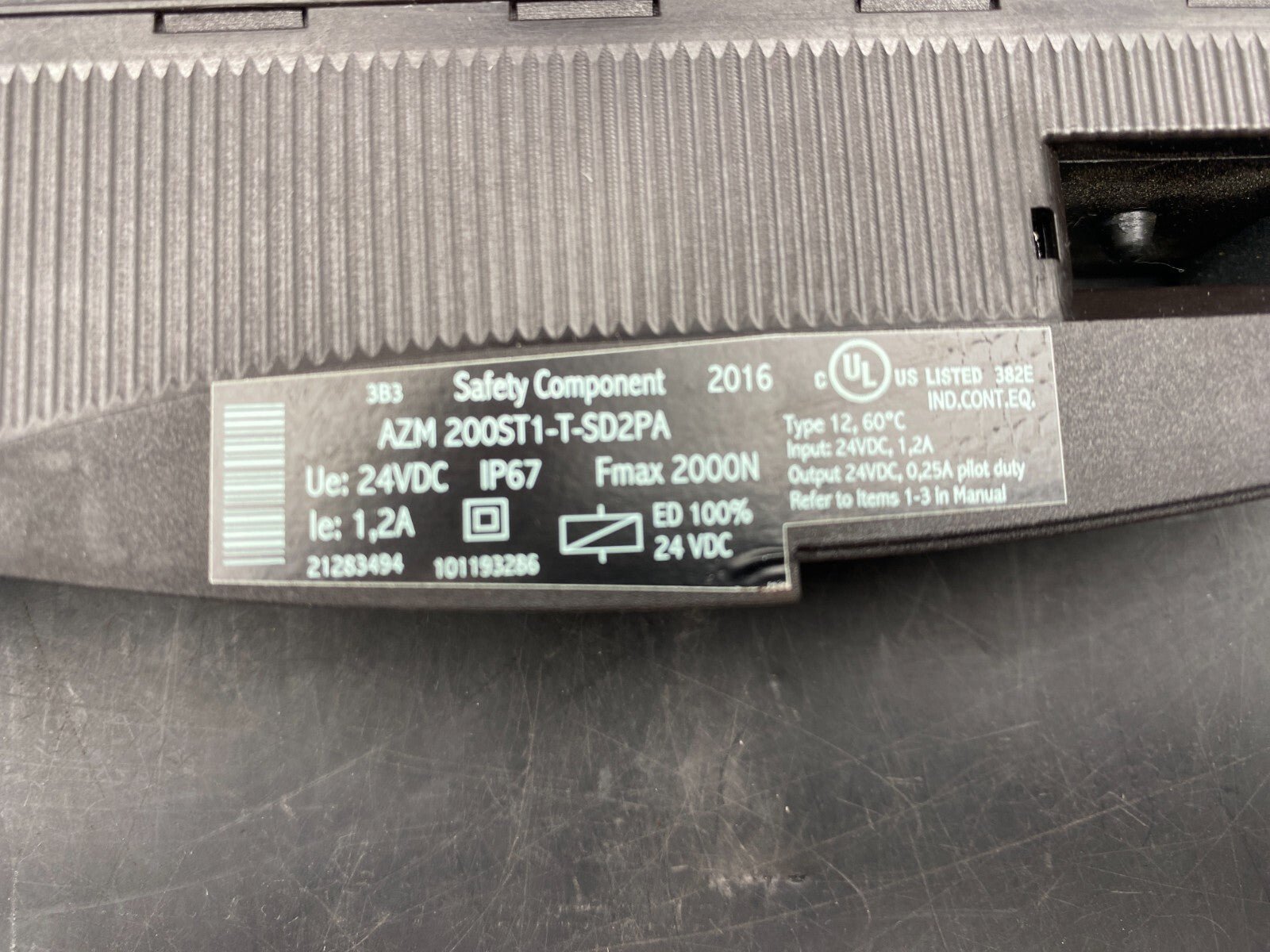 1pc x SCHMERSAL AZM 200ST1 - T - SD2PA 24VDC SOLEINOID INTERLOCK - KLR Automation