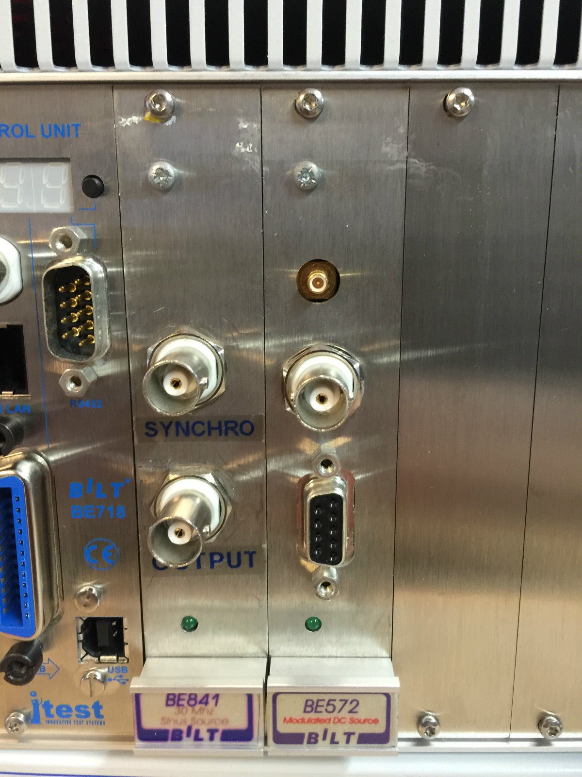High - End Modular DC Voltage Source BILT Test fréquence substrat semiconducteur - KLR Automation