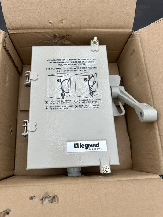 LEGRAND 99015 INTERRUPTEUR COMBINE 3 POLES 20A 380/500V BOITE TOLEE - KLR Automation