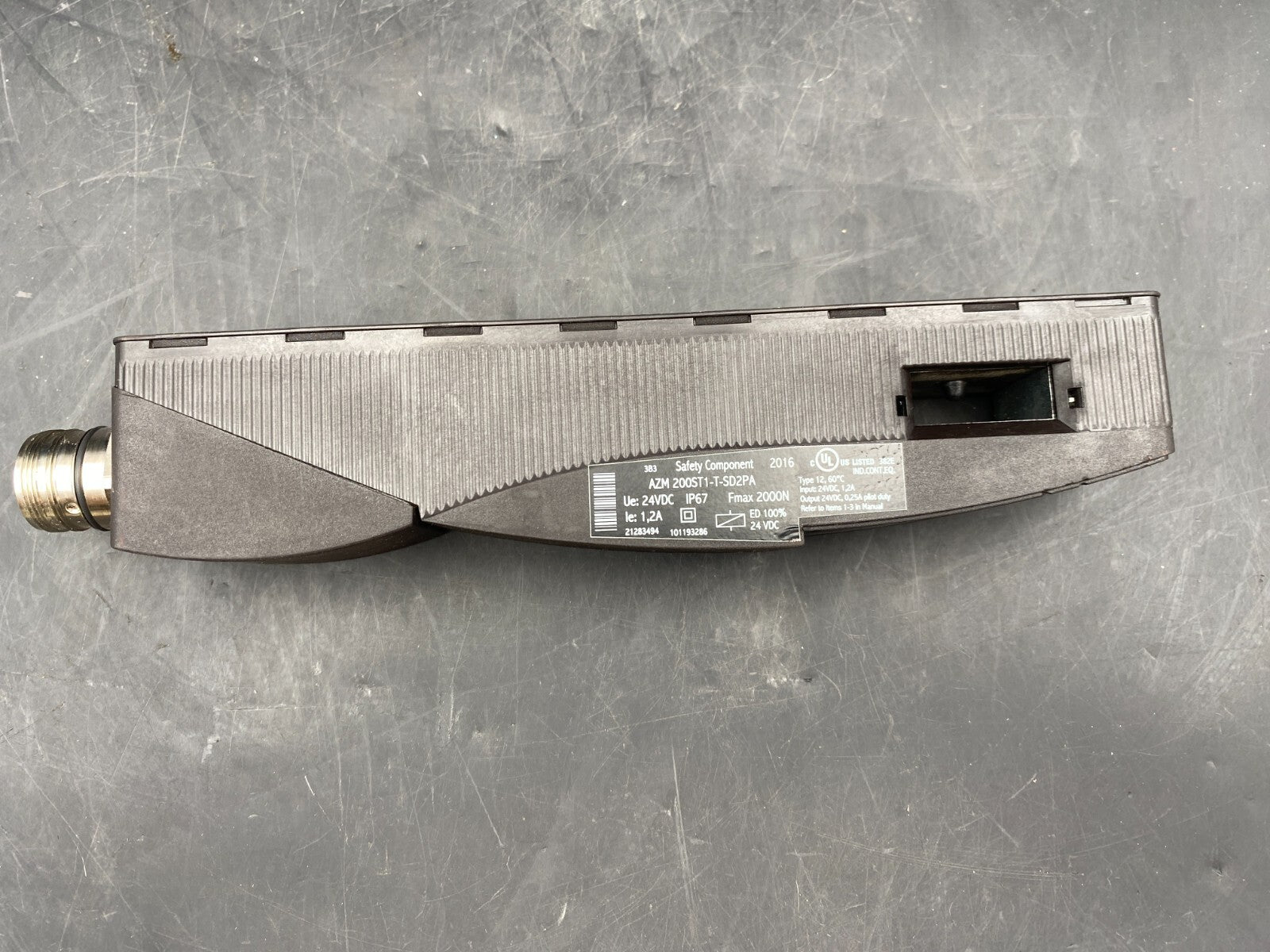 1pc x SCHMERSAL AZM 200ST1 - T - SD2PA 24VDC SOLEINOID INTERLOCK - KLR Automation