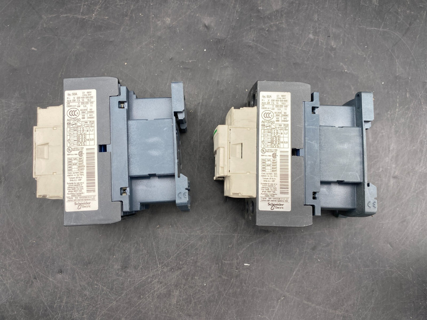 LOT DE 2 SCHNEIDER ELECTRIC LC1D32 CONTACTOR