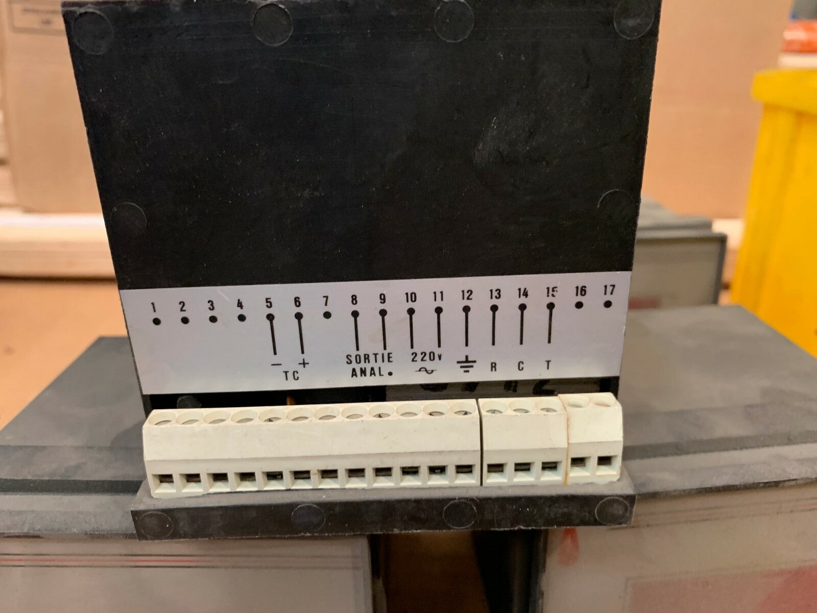  1 x   TEMPERATURE CONTROLLER Celsius  Couple j400  Old Stock
