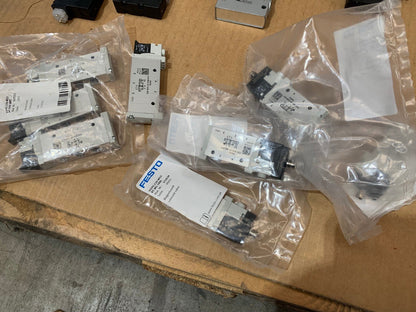 1 x Festo Solenoid valve VUVG - L10 - M52 - RT - M5 - 1P3 566457 - KLR Automation