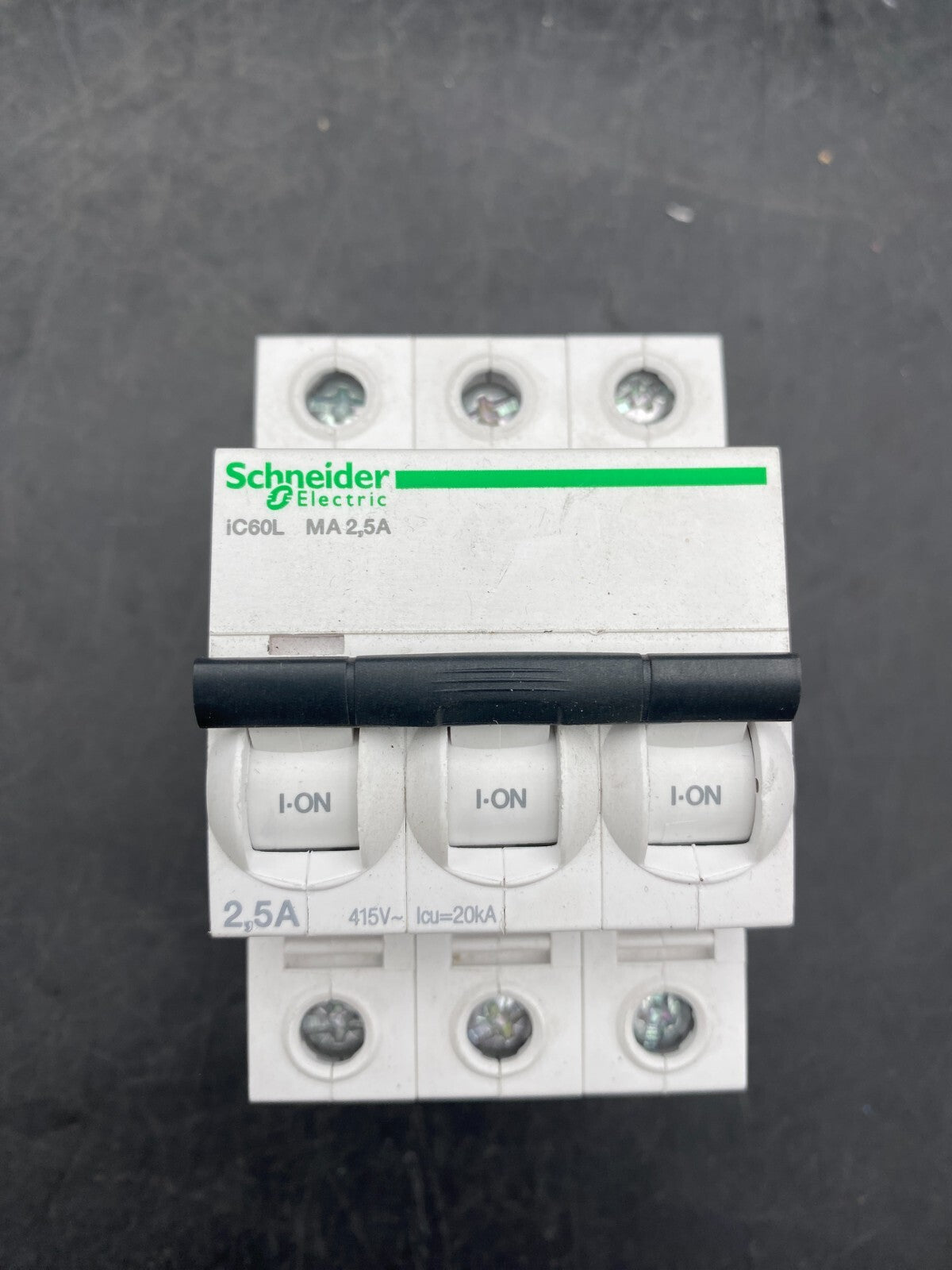 LOT DE 4 SCHNEIDER ELECTRIC IC60L MA 2.5A