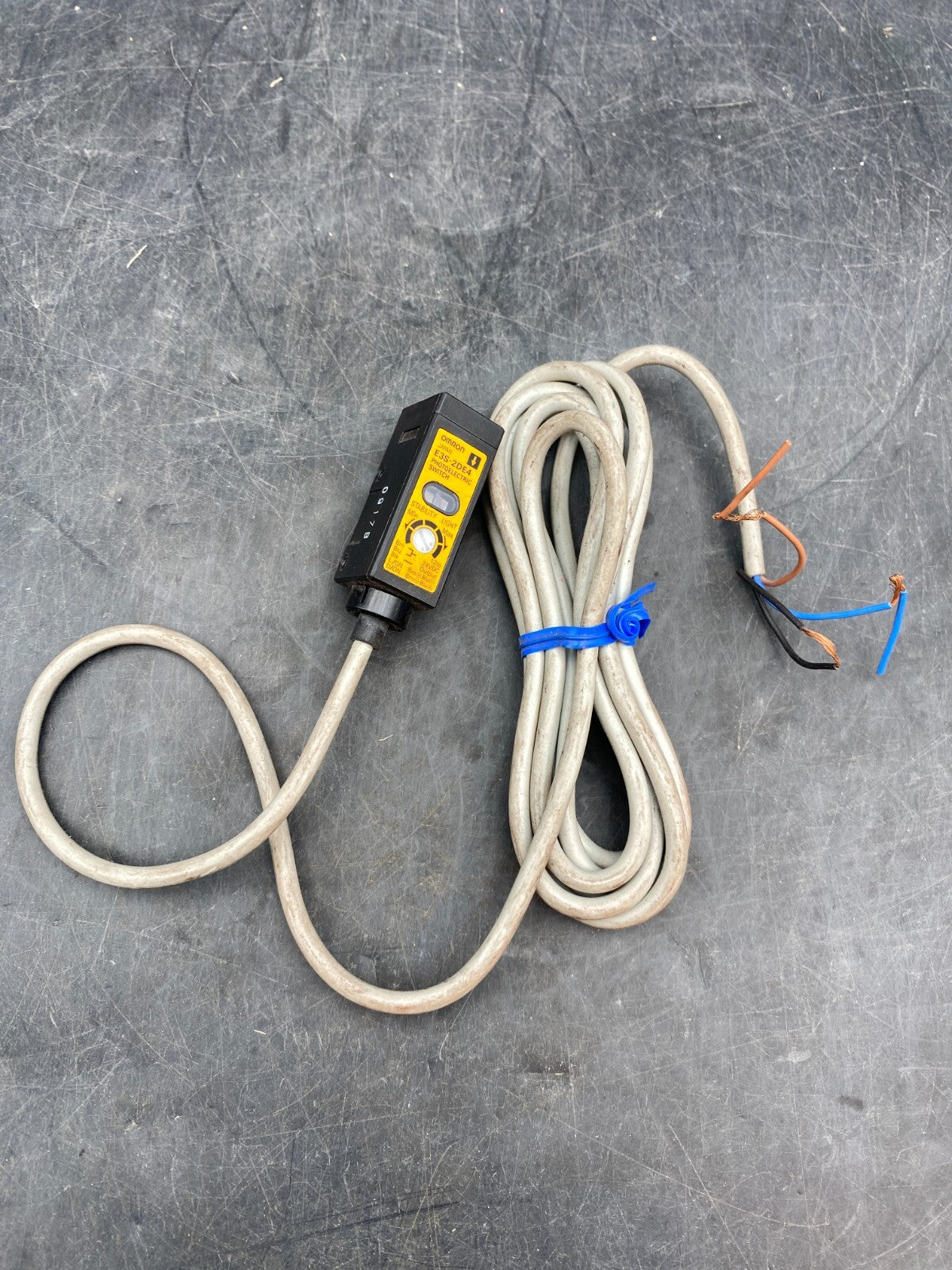 OMRON E3S-2DE4 PHOTOELECTRIC SWITCH