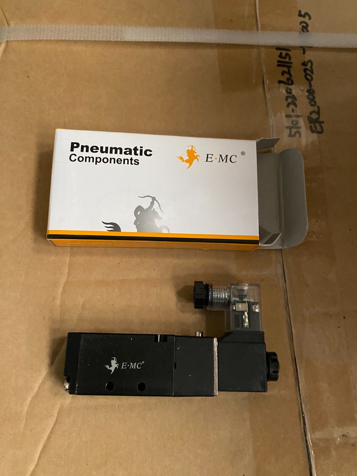 EMC V5211 - 06E4J Z17011 ELECTROVANNE 5/3 5/2 x10pc - KLR Automation