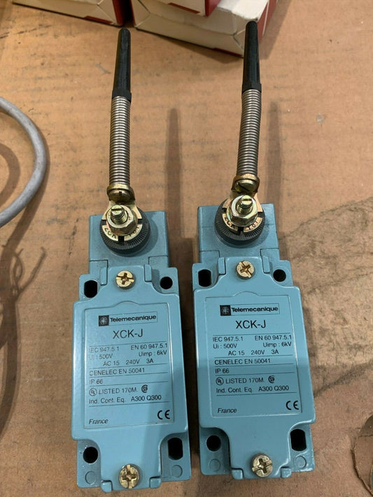  Old Stock 2pc x  xck-j telemecanique