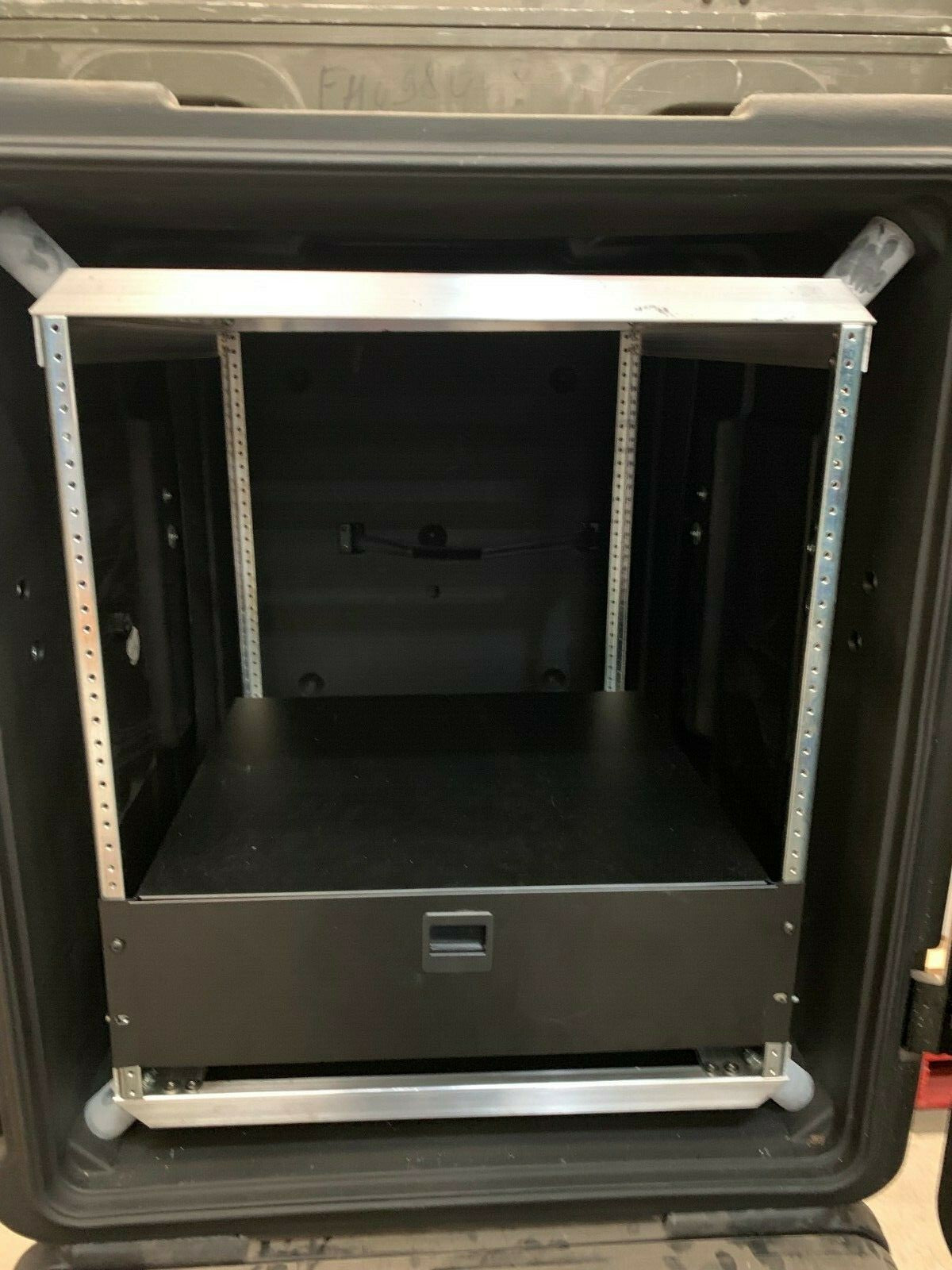 SKB Cases   Deep   Roto Molded Deep Rack Case  etanche militaire ..see photo 