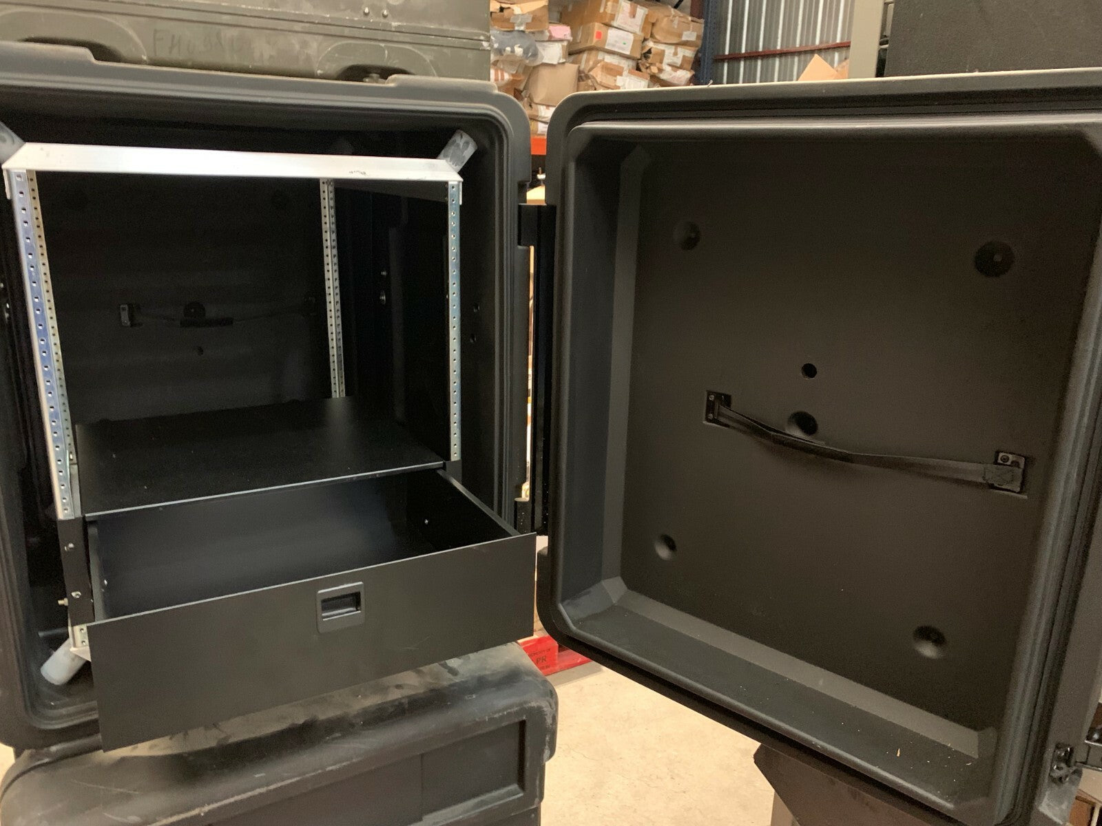 SKB Cases   Deep   Roto Molded Deep Rack Case  etanche militaire ..see photo 