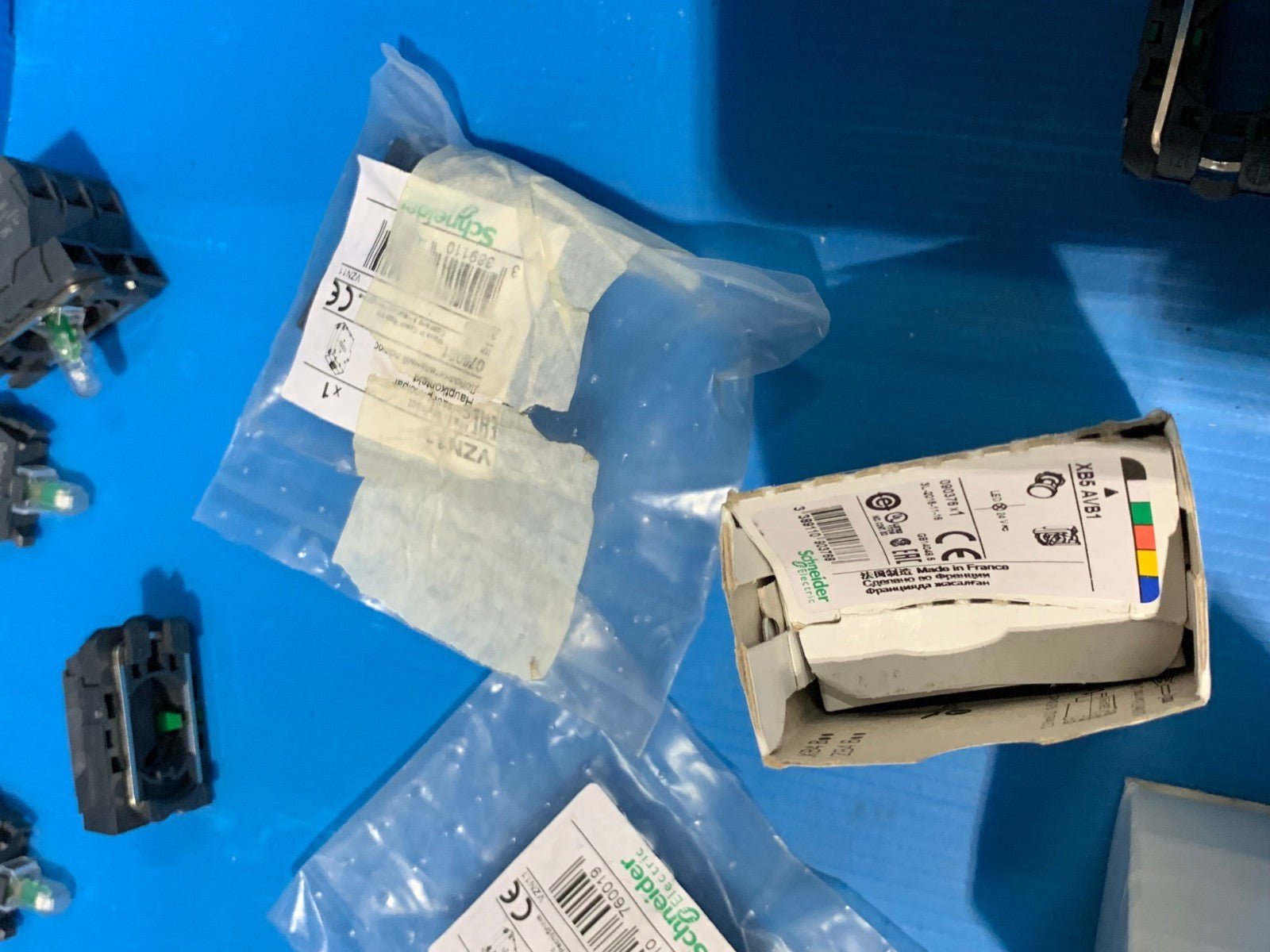 lot de Non - Illum Push Button,22mm,1NO,Black SCHNEIDER ELECTRIC XB5AA21 - KLR Automation