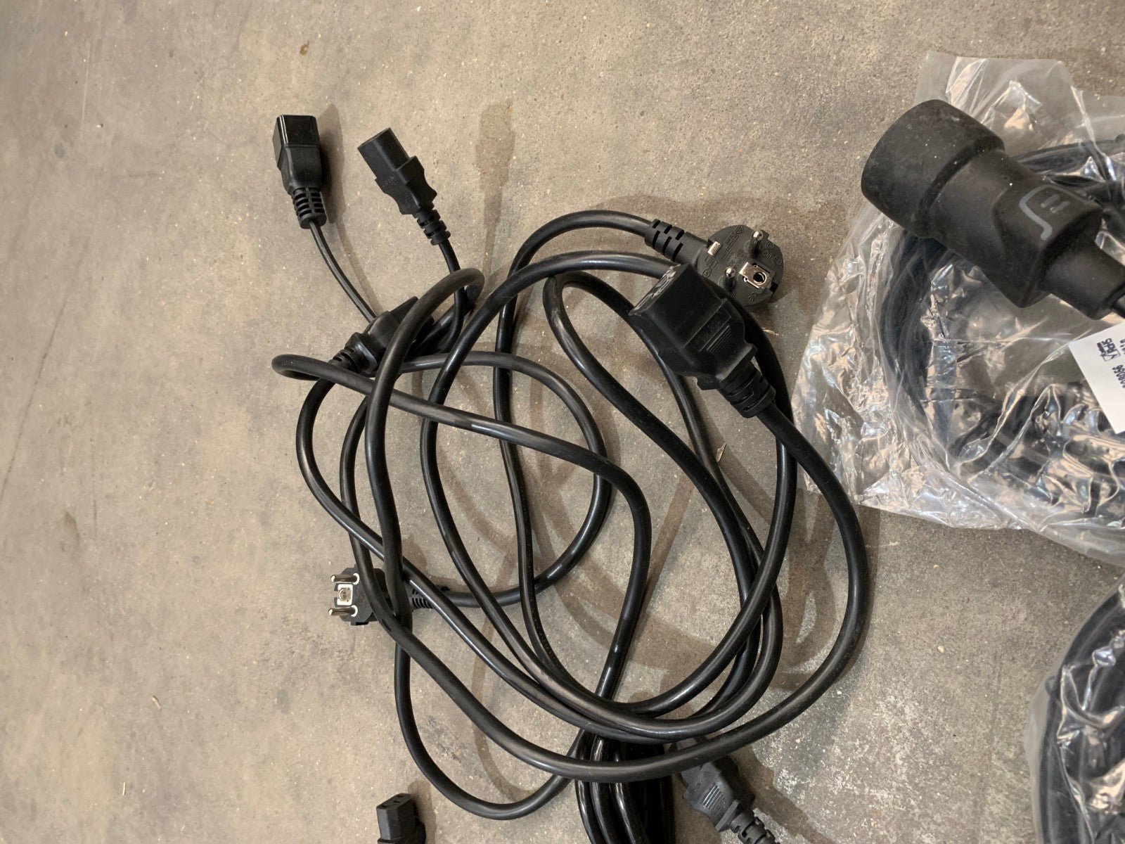 Lot environ 20 cable Rallonge d'alimentation C14 / C13 APC Onduleur Serveur - KLR Automation