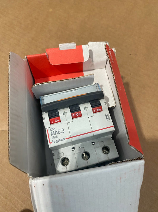 disjoncteur DX³ tripolaire MA6.3 - legrand 409879 4098 79
