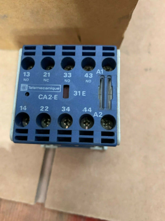 lot de 15 pc x  TELEMECANIQUE CA2-EN131 CONTROL RELAY 220/240V COIL 