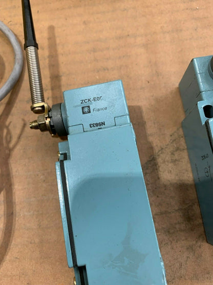  Old Stock 2pc x  xck-j telemecanique