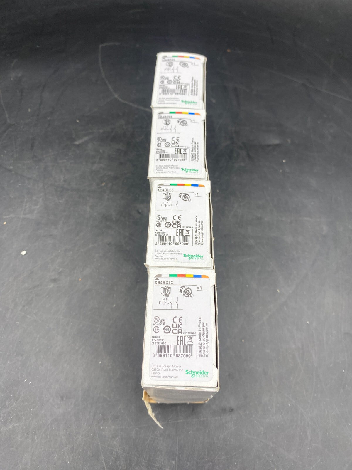 SET OF 13 SCHNEIDER ELECTRIC PUSHBUTTON SWITCH XB5AA21 ZB4 BV013 XB4BA51 XB4BD33 - KLR Automation