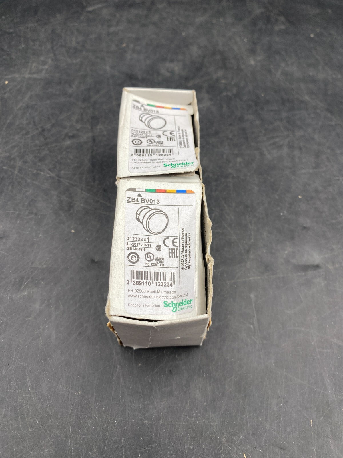 SET OF 13 SCHNEIDER ELECTRIC PUSHBUTTON SWITCH XB5AA21 ZB4 BV013 XB4BA51 XB4BD33 - KLR Automation