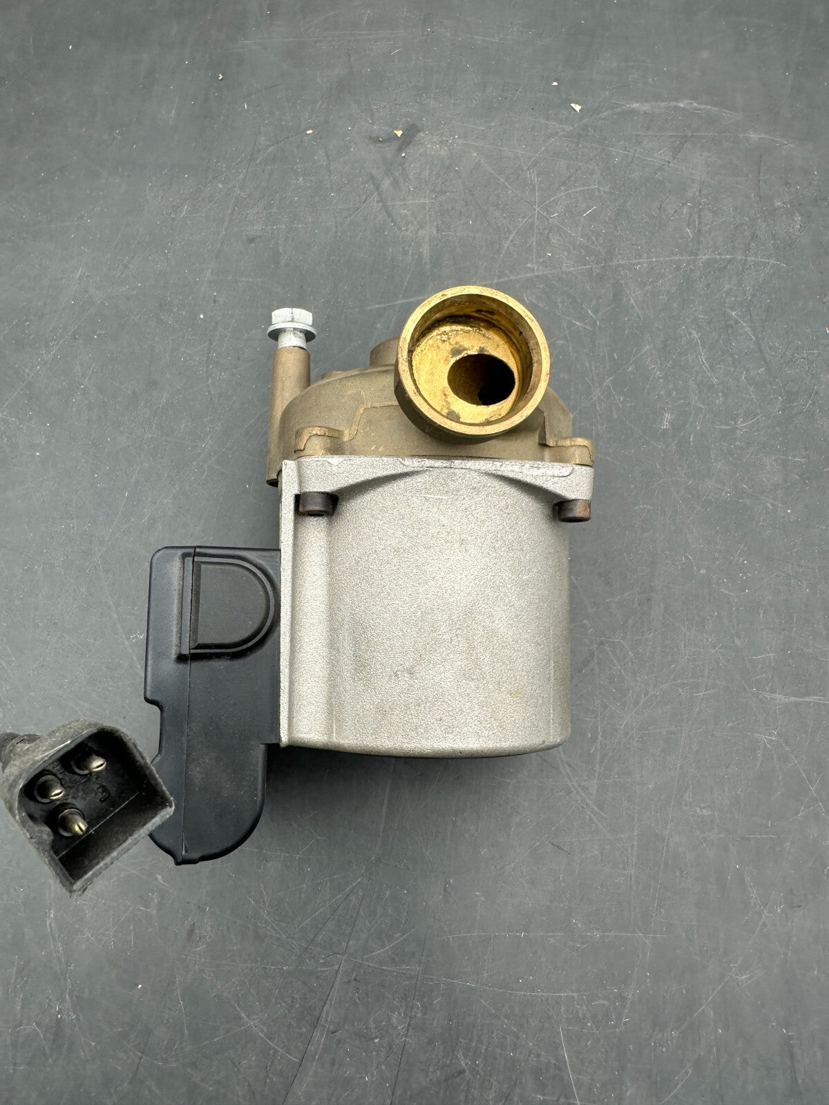 Pompe de chaudiere circulateur GRUNDFOS UPS 15-50 EL BOSCH