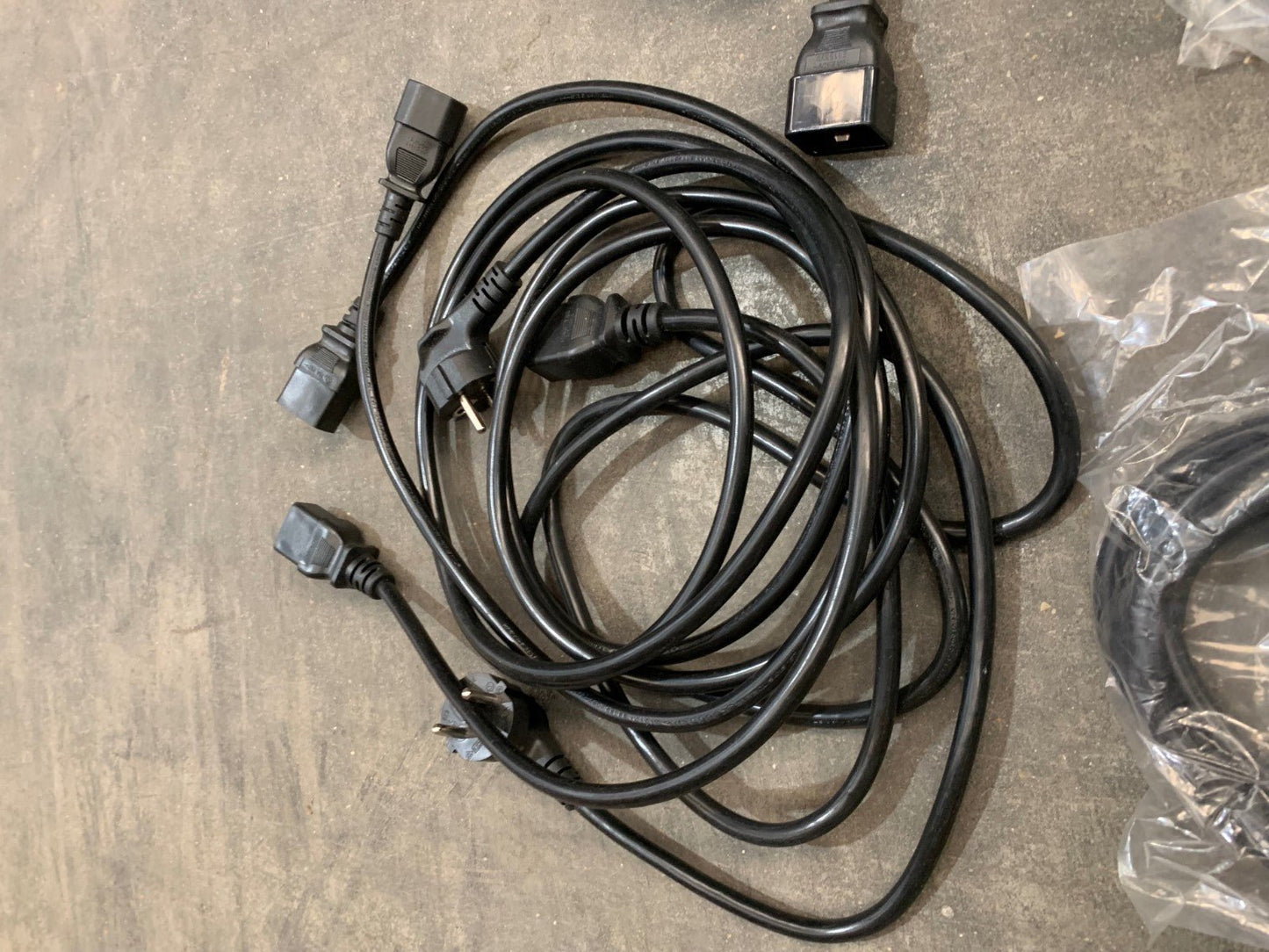 Lot environ 20 cable Rallonge d'alimentation C14 / C13 APC Onduleur Serveur - KLR Automation