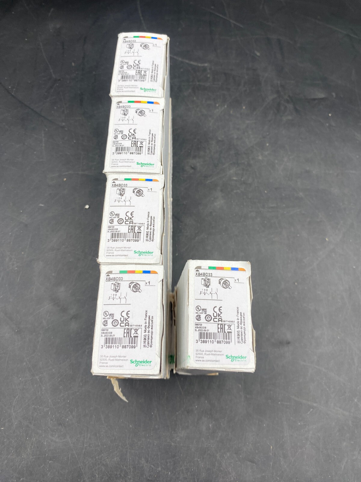 SET OF 13 SCHNEIDER ELECTRIC PUSHBUTTON SWITCH XB5AA21 ZB4 BV013 XB4BA51 XB4BD33 - KLR Automation