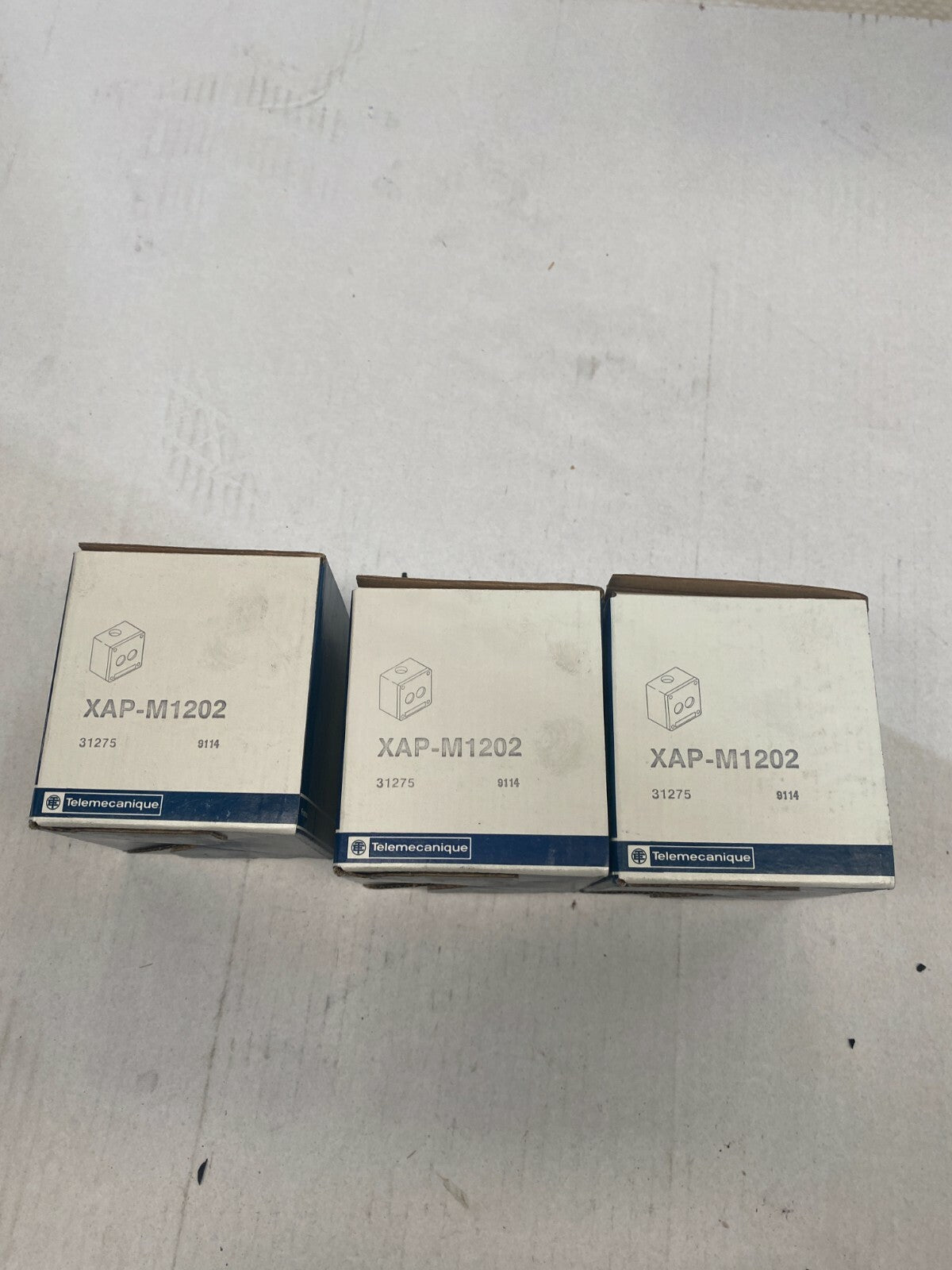  3 pc x Telemecanique schneider XAP-M1202 xapm1202