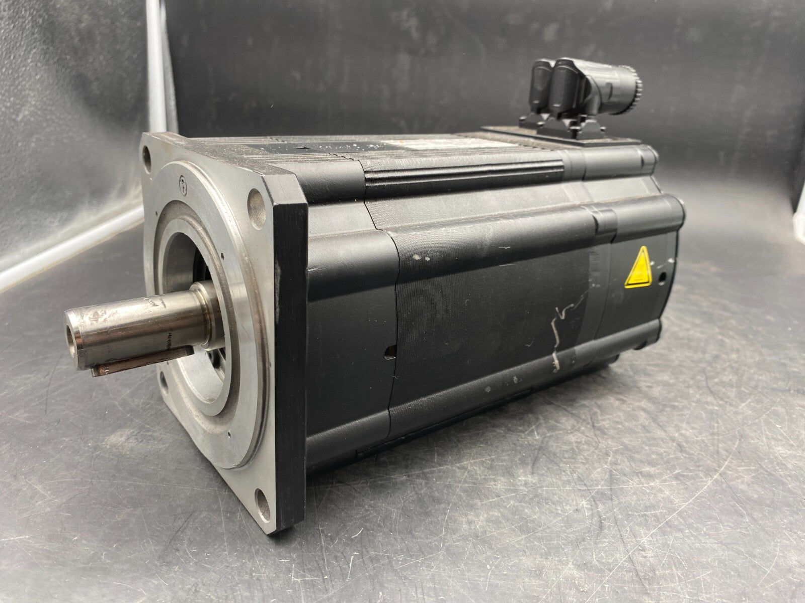 LENZE MCS14L15-SKMB0 AM128-8V-H SERVO MOTOR ETAT NEUF