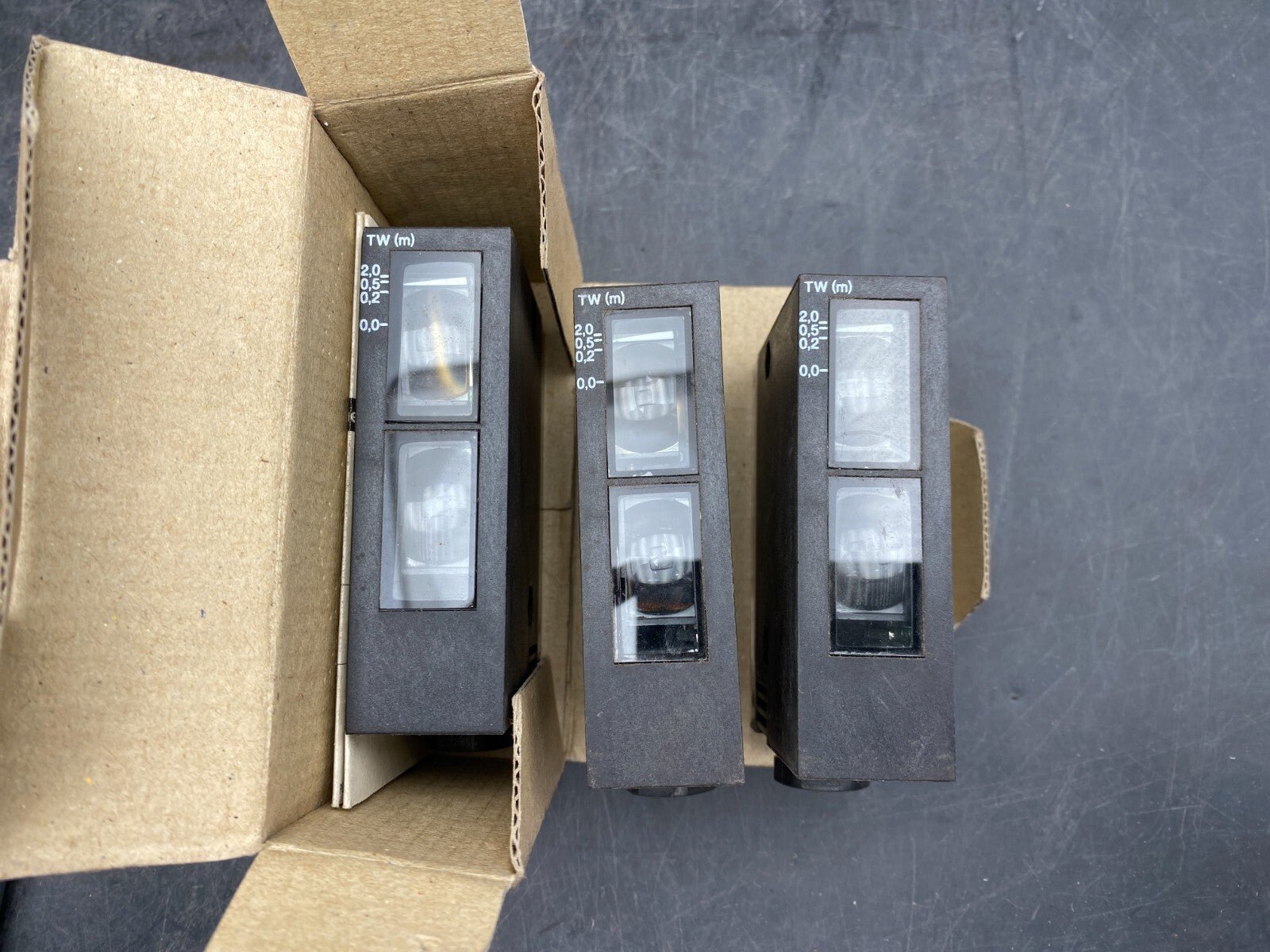 1pc x VISOLUX PEPPERL FUCHS 9.630520 PN419447 RL23 - 2000/104 10 - 30VDC - KLR Automation