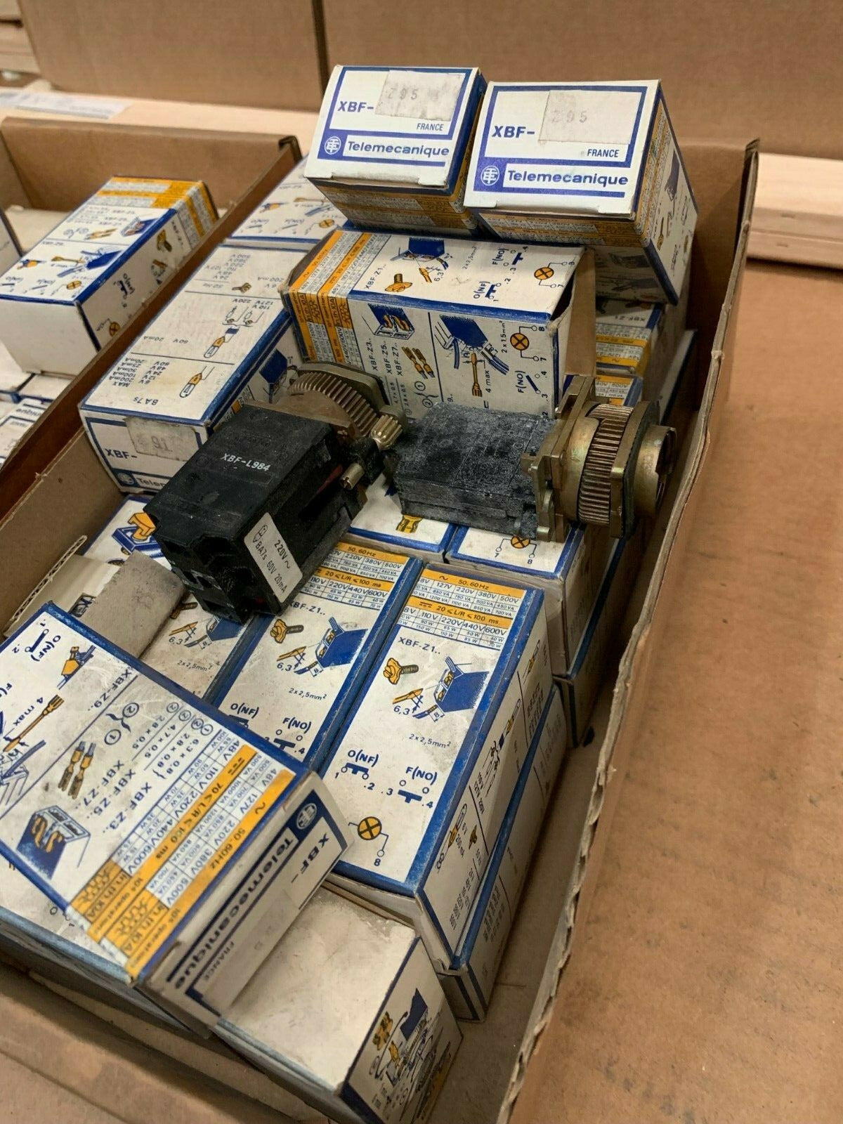 32 x   Telemecanique  XBF-Z95 Bouton Poussoir contacteur  Old Stock
