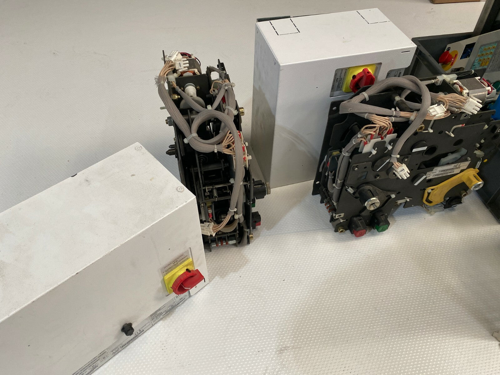 1pc x     Haute Tension SCHNEIDER Fluokit M24+  C440M mechanical control 