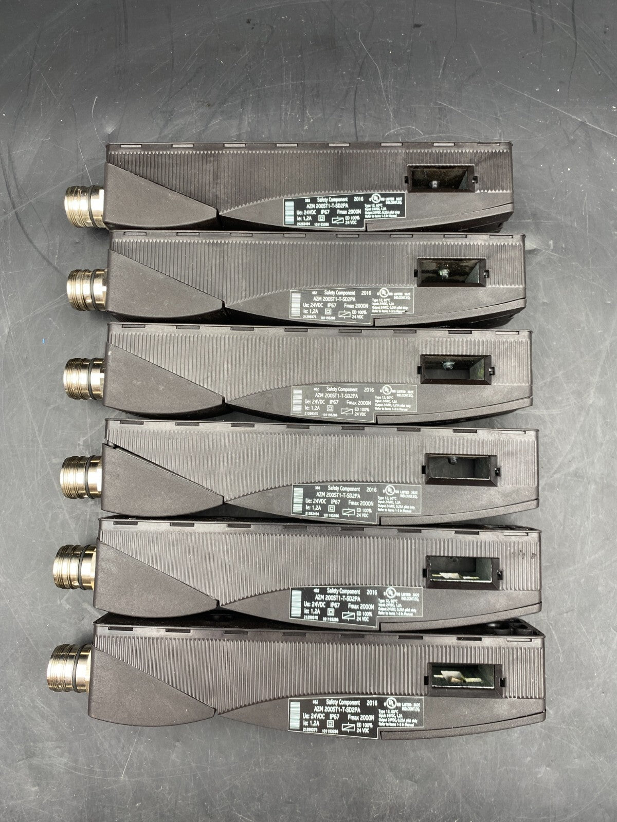 1pc x SCHMERSAL AZM 200ST1 - T - SD2PA 24VDC SOLEINOID INTERLOCK - KLR Automation