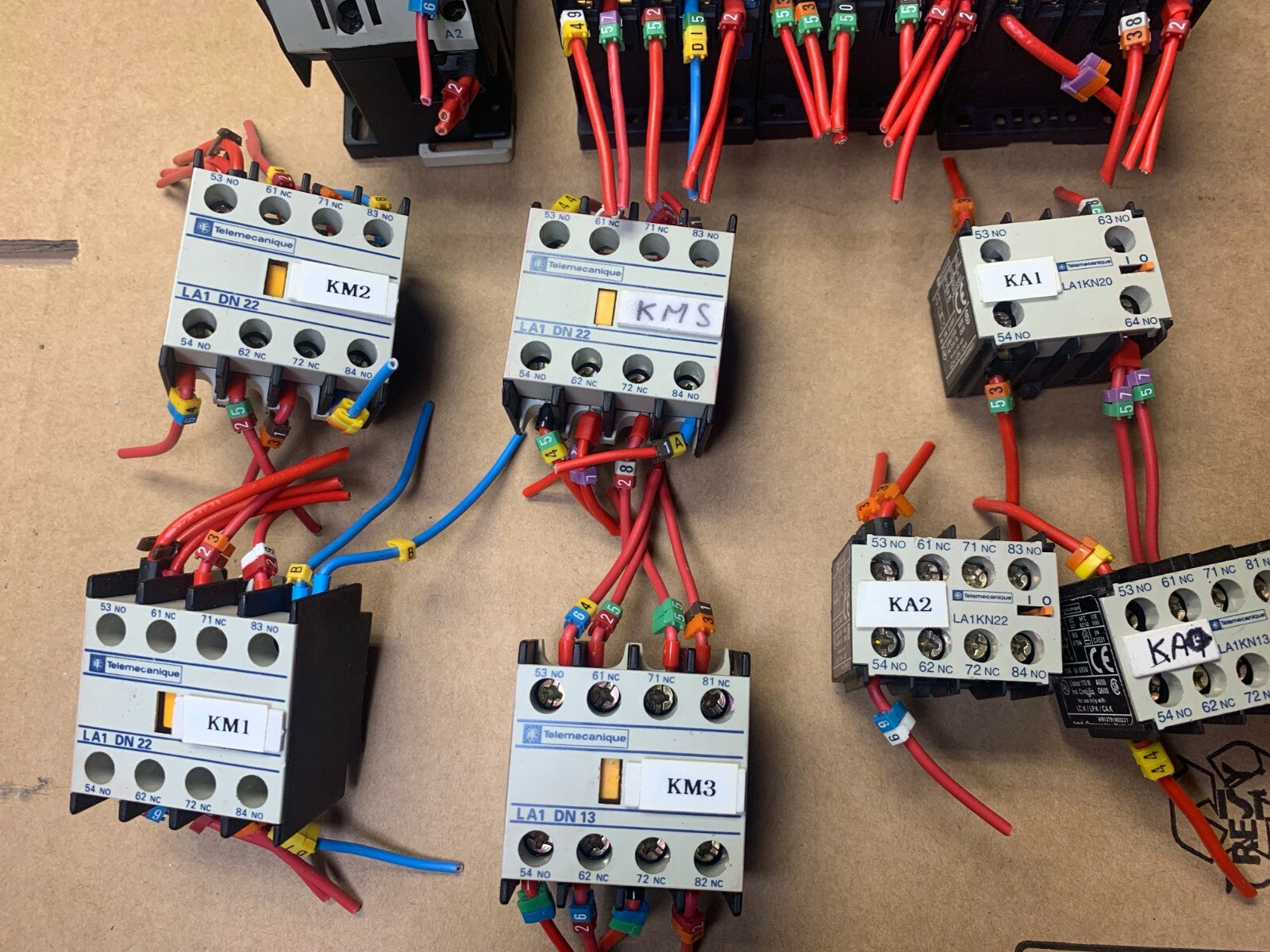 Lot de 14 pc x TELEMECANIQUE LC1 D3210 + D1810 + CA2KN22 + LC1K0901B7 Contactor