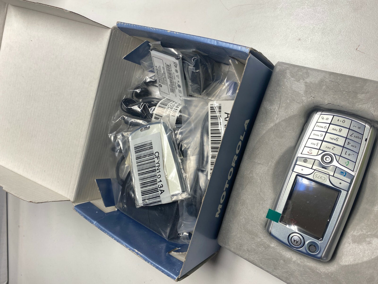 MOTOROLA C975 Silver   Rare collectors phone Mobile Cell n2