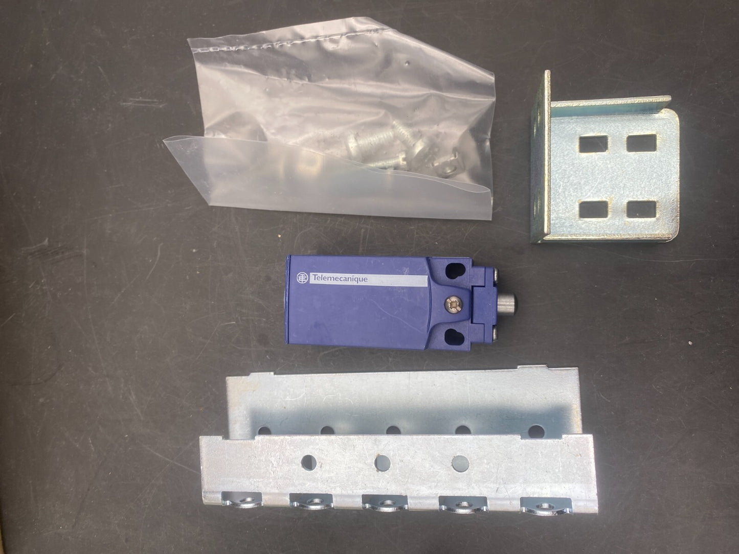 SCHNEIDER ELECTRIC NSYMDCM20 DOOR SWITCH 10A SM