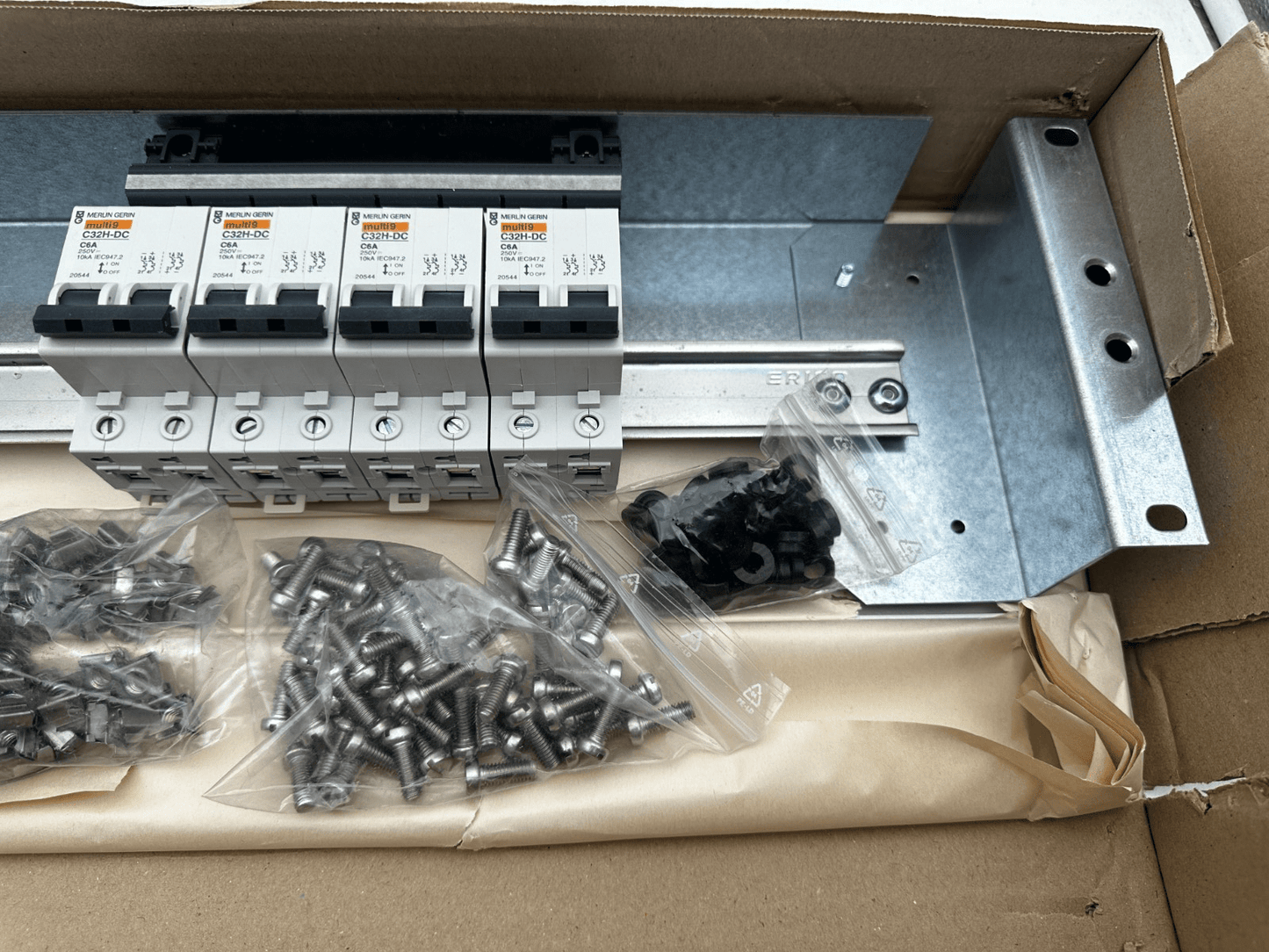MERLIN GERIN C32H - DC MULTI9 C6A x4pc + RAIL + VISSERIE - KLR Automation