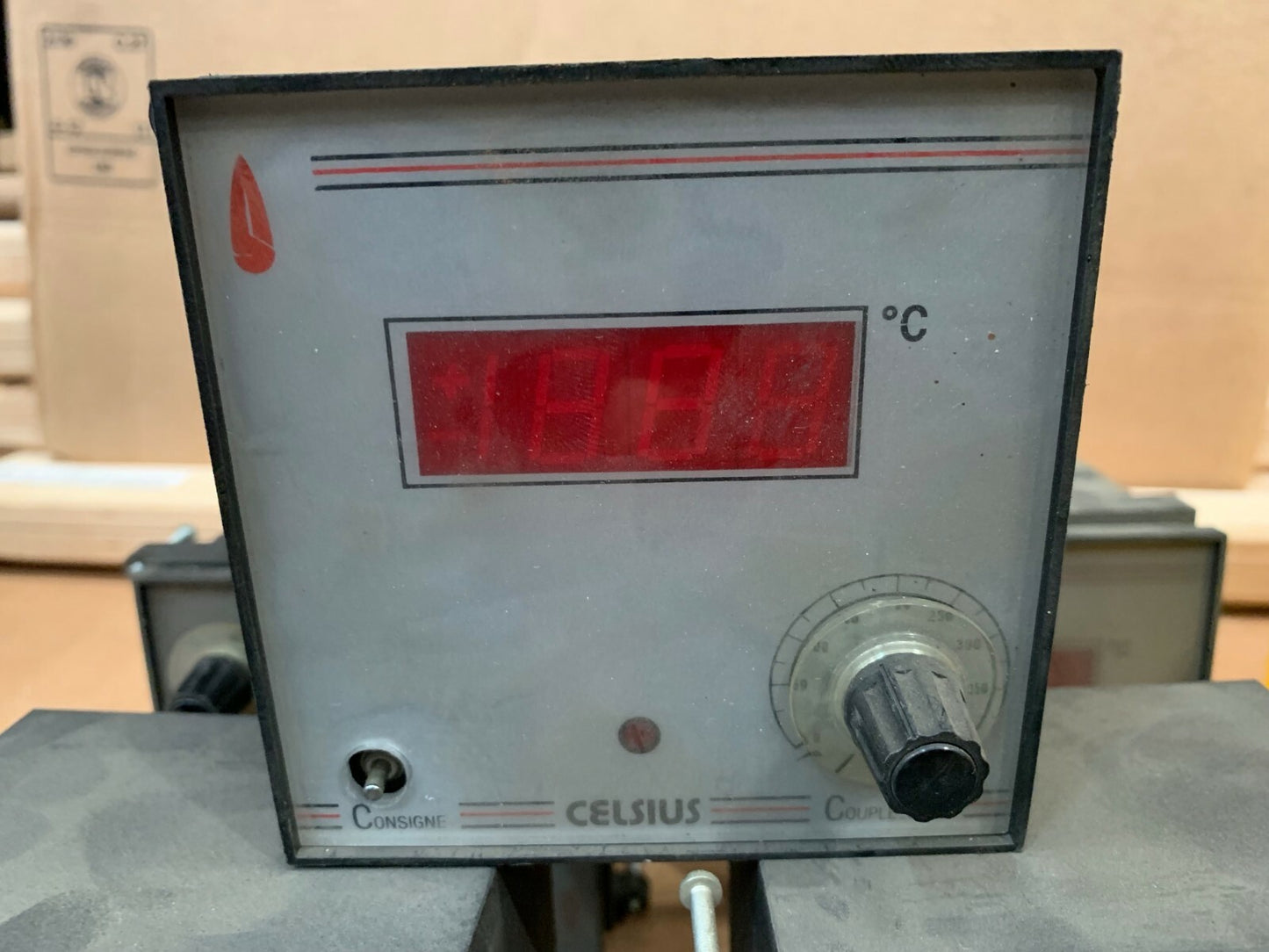  1 x   TEMPERATURE CONTROLLER Celsius  Couple j400  Old Stock