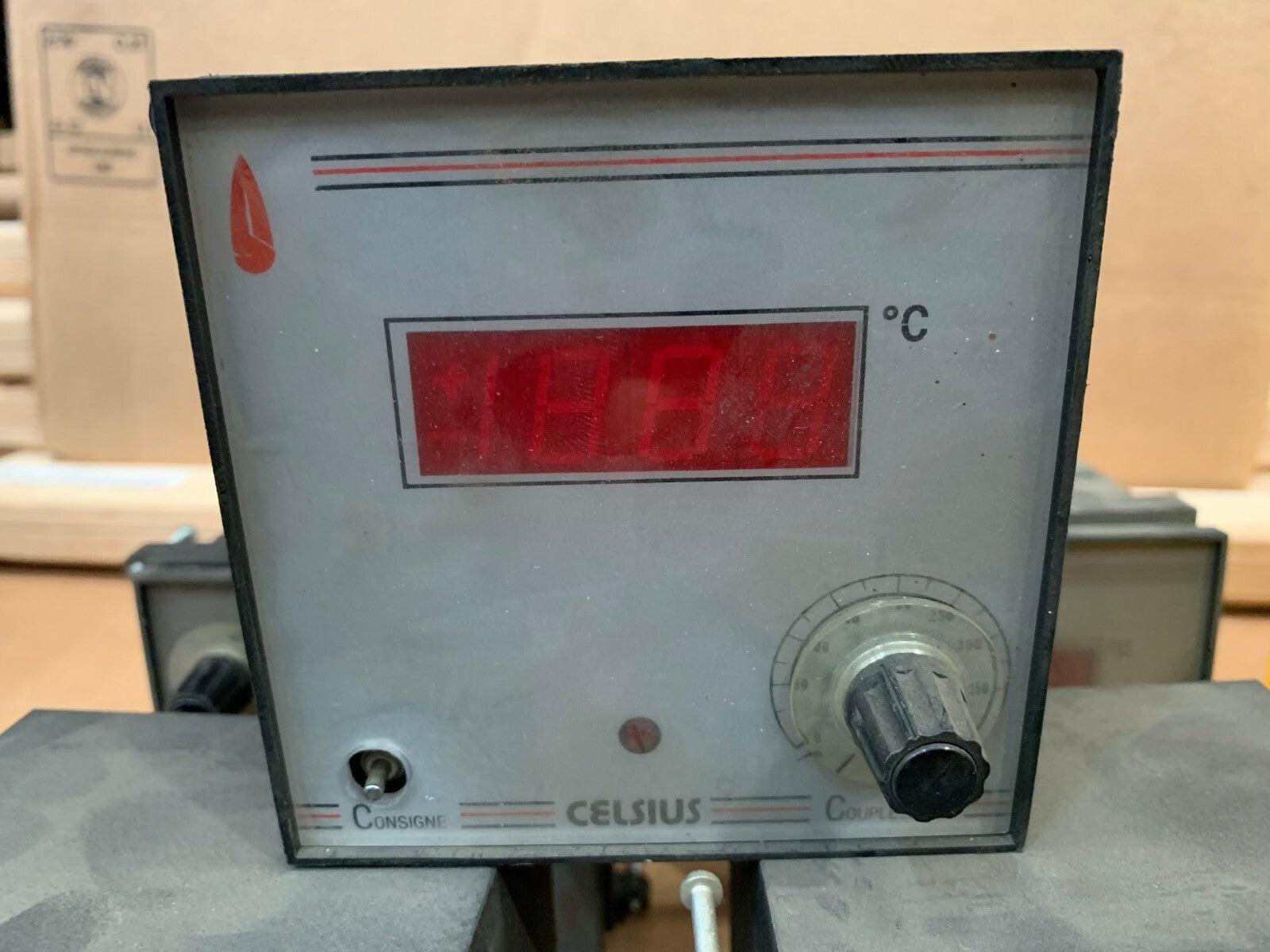  1 x   TEMPERATURE CONTROLLER Celsius  Couple j400  Old Stock