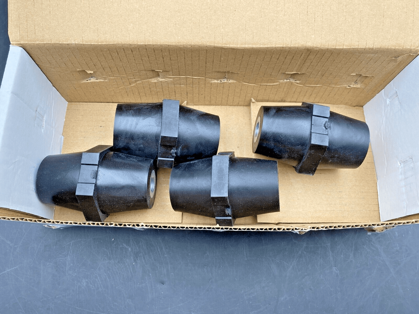LOT OF 4 NVENT ERIFLEX ISOTP100M16 LOW VOLTAGE BLACK INSULATOR M16 - KLR Automation