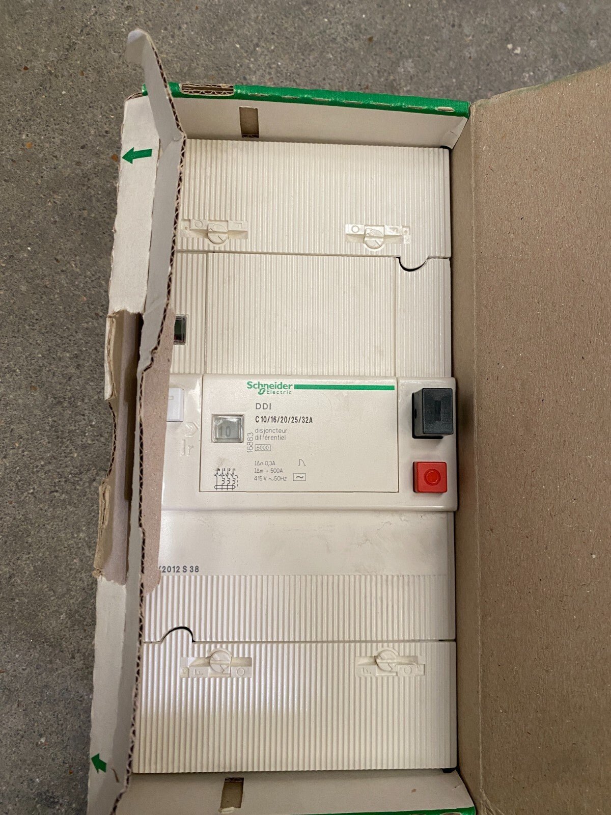 SCHNEIDER ELECTRIC 16883 DDI 3P+N - 10/32A - 300mA INCOMING CIRCUIT BREAKER DB90 - KLR Automation