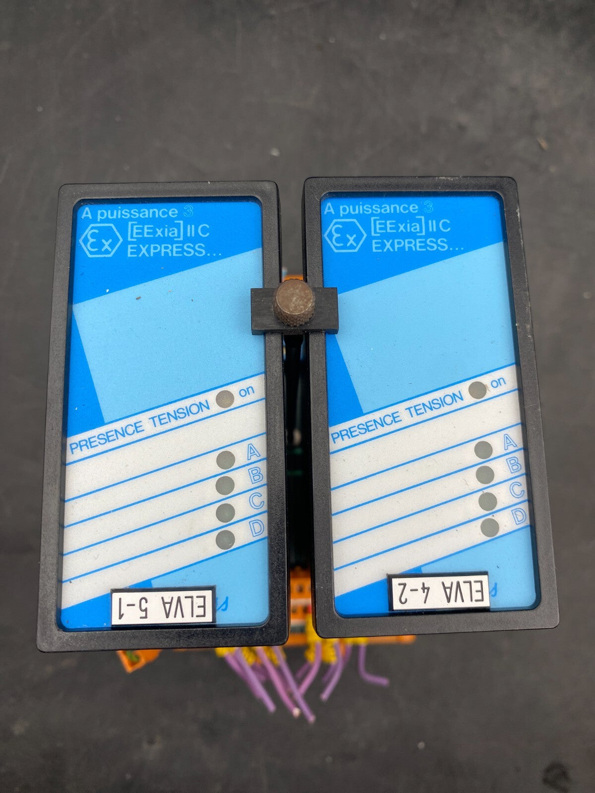 SET OF 2 A PUISSANCE 3 ELVA-20/080-A230 + BASE