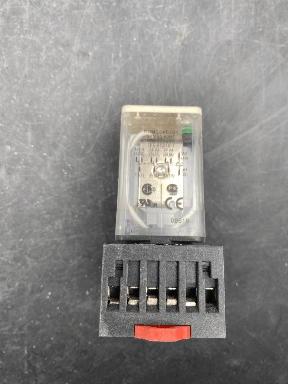 LOT DE 10 SCHNEIDER ELECTRIC RELAIS UNIVERSEL 3 CO RUMC3AB2B7 24V + EMBASE RUZC3 - KLR Automation