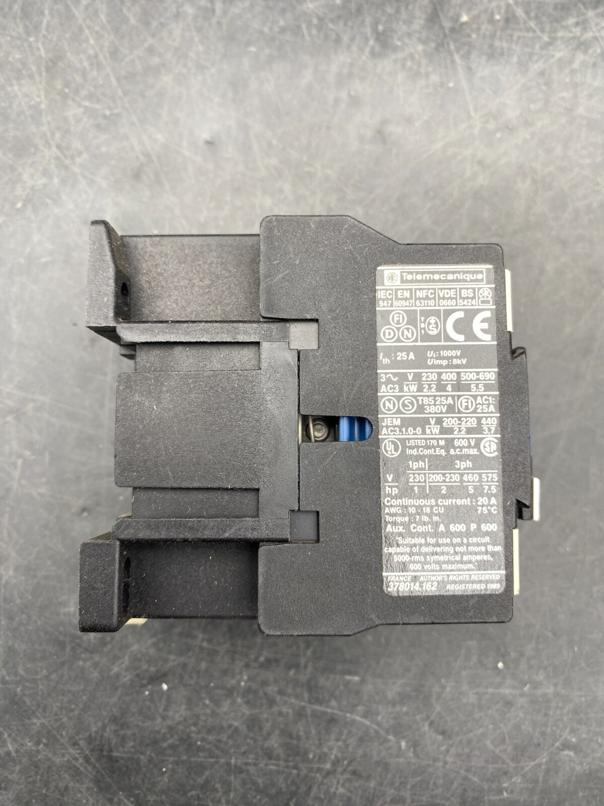 LOT DE TELEMECANIQUE 13 x LC1D0910 CONTACTOR + 5 x LR2D13