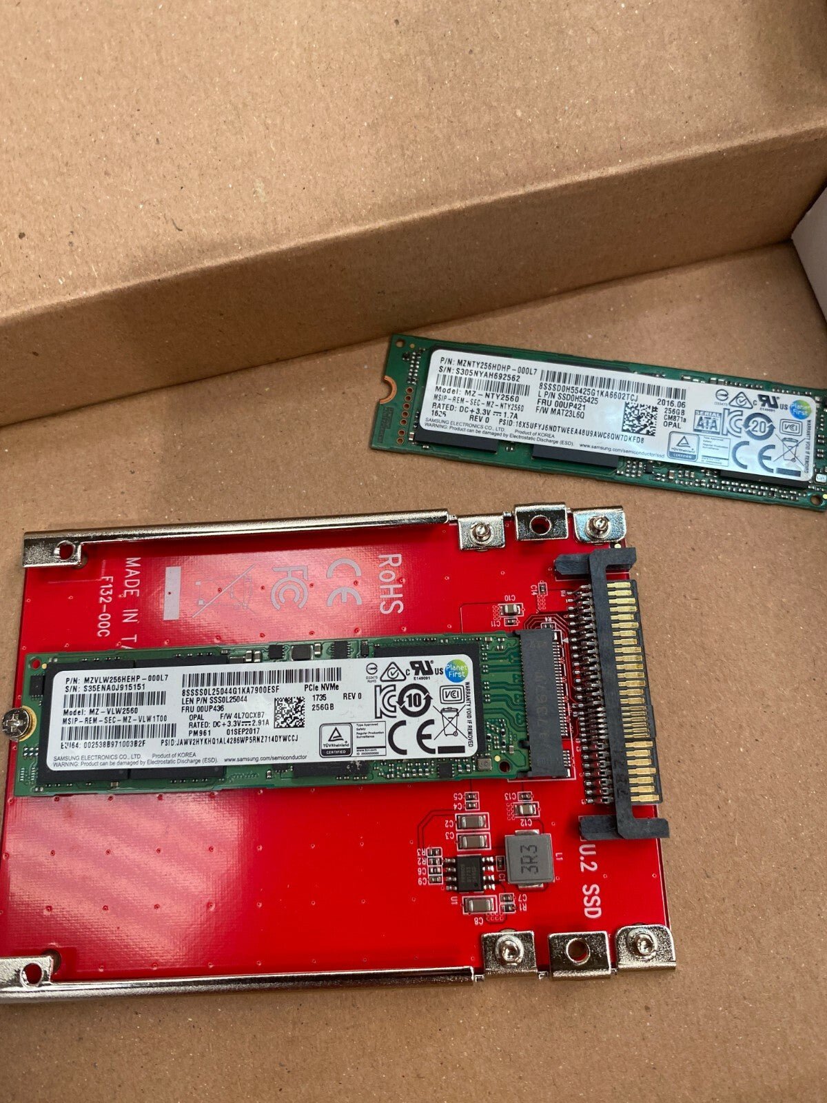Startech.com Adaptateur PCIe M.2 U.2 SFF - 8639 + SSD 256Gb MZ - NTY2560 + VLW2560 - KLR Automation
