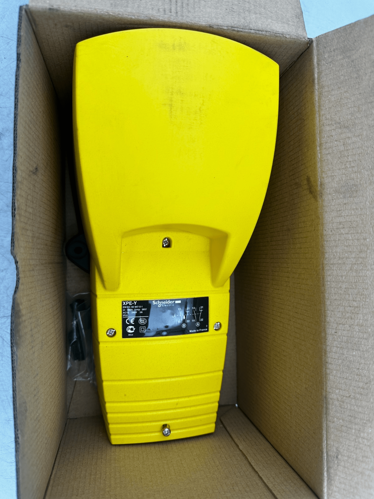 SCHNEIDER ELECTRIC XPE - Y311 YELLOW PLAST FOOT SWITCH PEDAL - KLR Automation